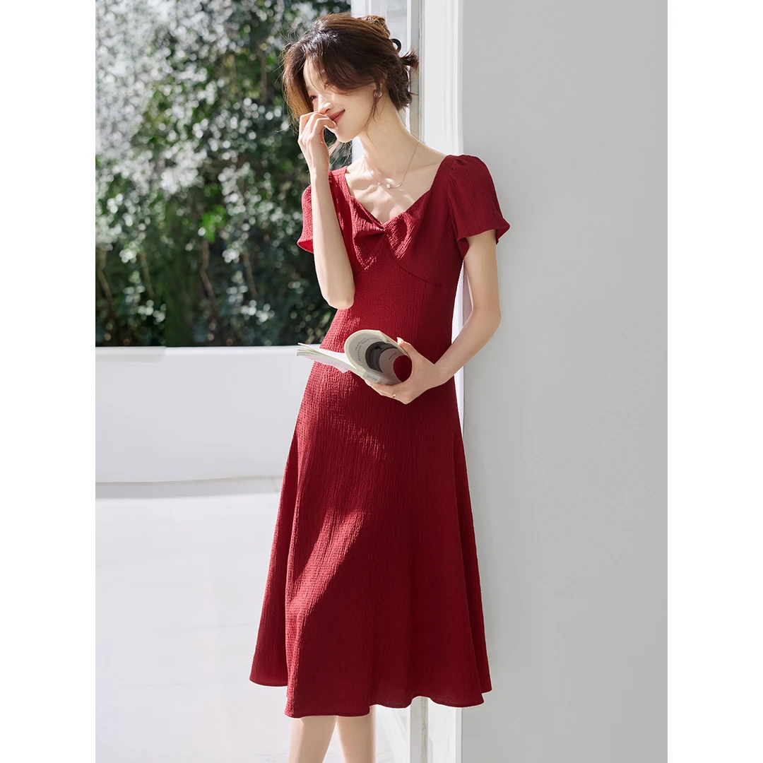 沫晗依美【温柔名媛】方领扭结显白连衣裙2025夏泡泡格肌理伞摆长裙