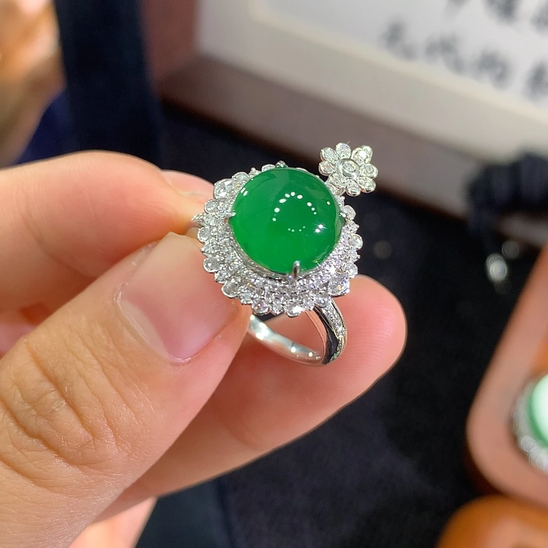 翡翠18K金镶嵌颈饰蛋面