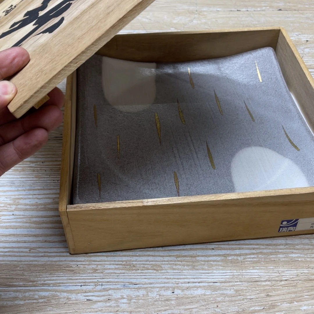 瓷片料****厨密密麻麻地排列着一个