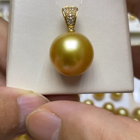 18K金镶嵌海水珍珠颈饰