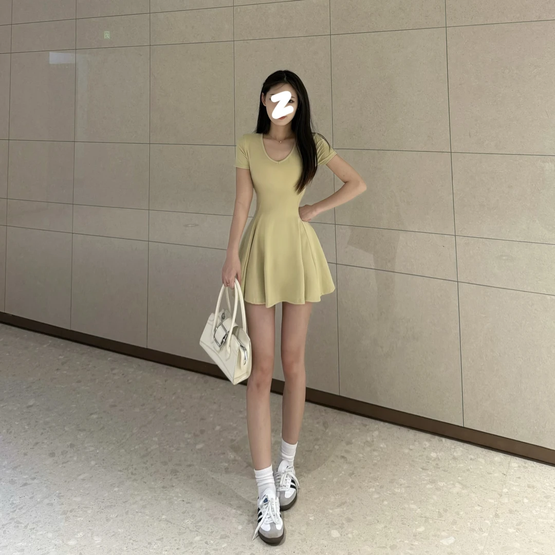 V领连衣裙短款修身显瘦收腰性感夏季设计感坠感短袖大摆小黑裙子