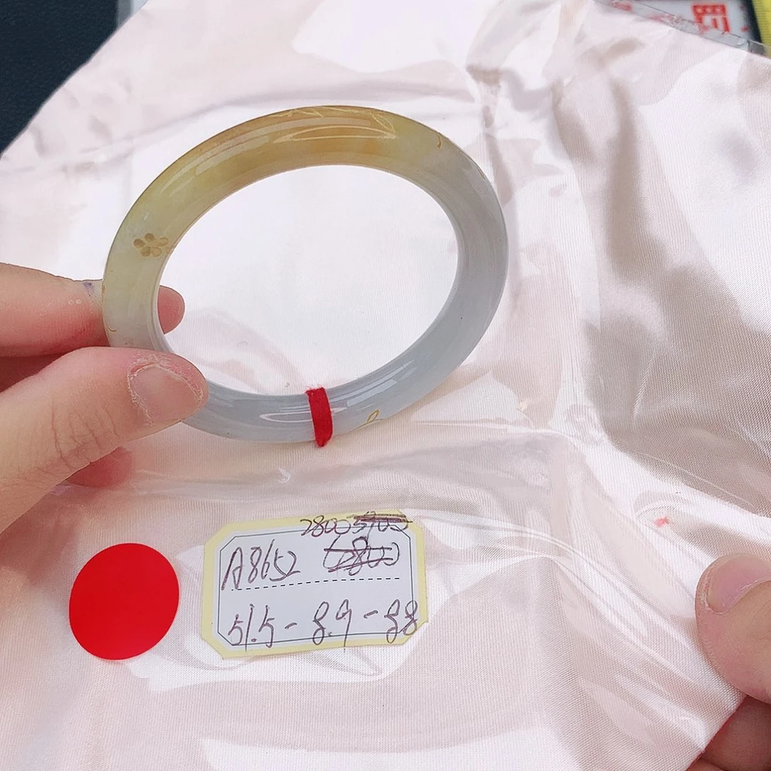 翡翠手镯未镶嵌翡翠