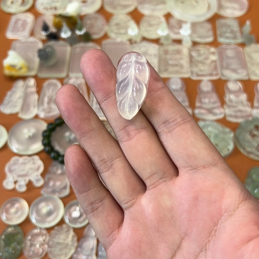 喵***郎蛇纹石玉未镶嵌颈饰