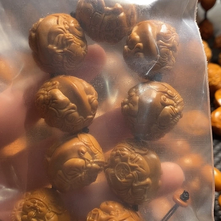 吊坠橄榄核四*浮雕财迷