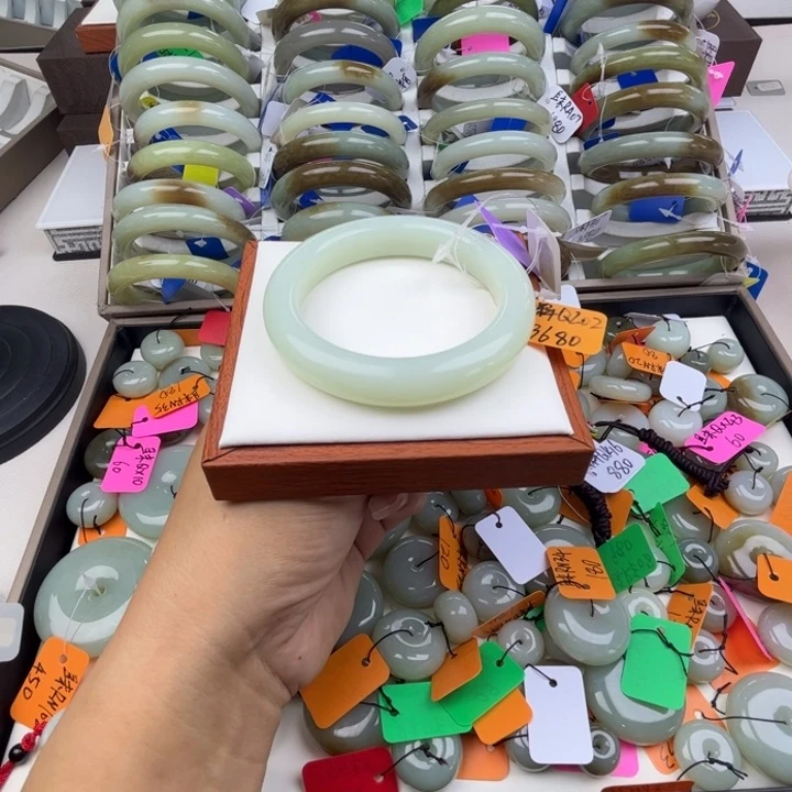 未镶嵌手镯和田玉七月