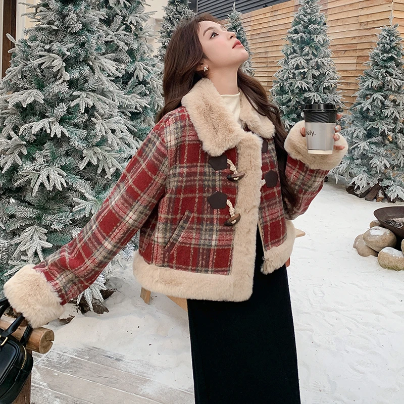 红色小香风短款毛呢外套冬季女款加绒保暖格纹牛角扣仿羊羔毛大衣