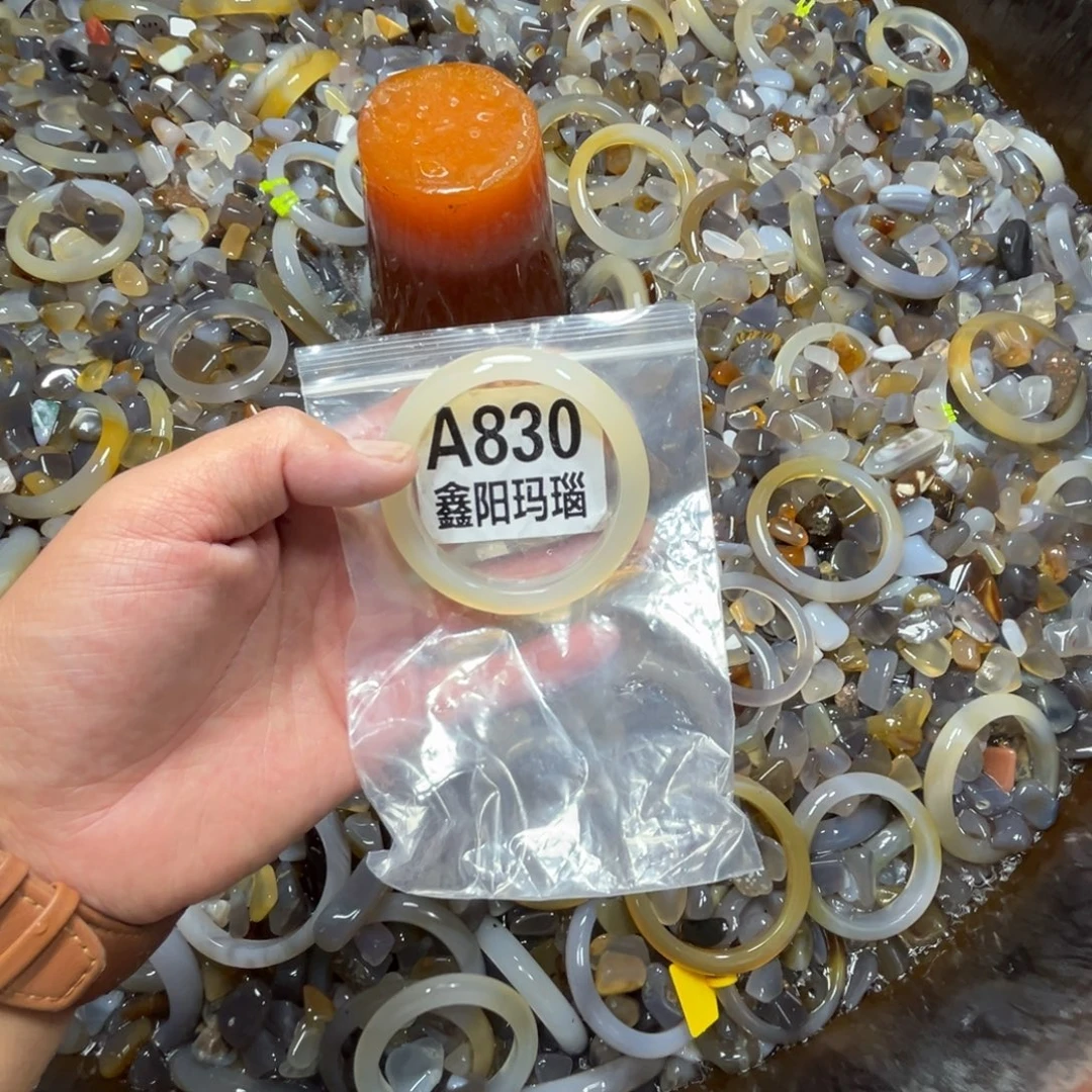 螺****玛瑙/玉髓未镶嵌手镯830