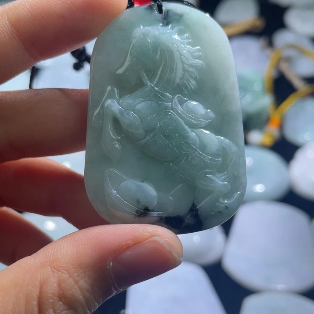 翡翠未镶嵌颈饰马牌