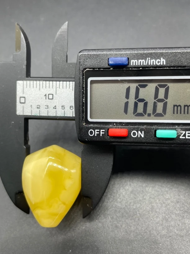 原矿蜜蜡俄料黄白花鲨鱼鳍三通16.8×23.7mm11号