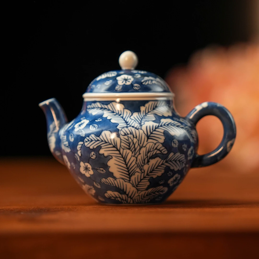 【春涧茶器】青花蓝地芭蕉叶茶壶（jd097）