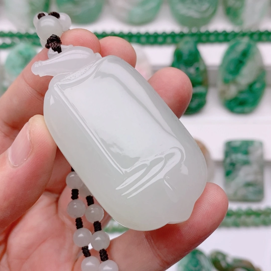 小***士独山玉未镶嵌颈饰