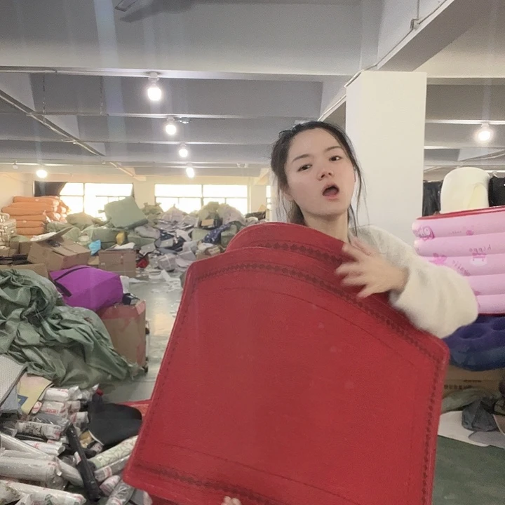 红色系地垫。 绒啦啦啦啦