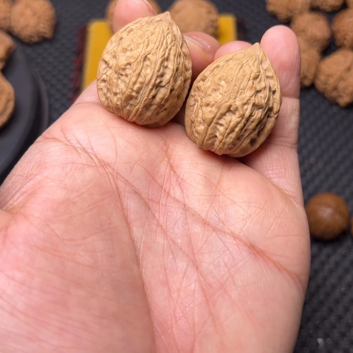 。***。文玩核桃吊坠蟒纹鸡心