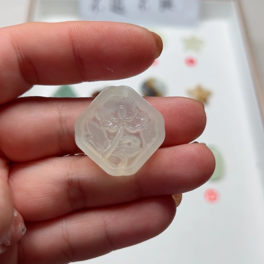 锦***萱蛇纹石玉未镶嵌颈饰
