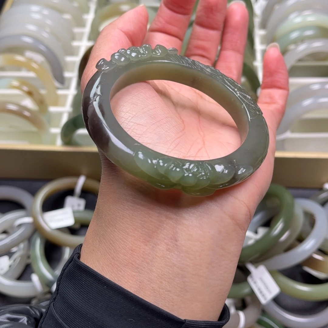 妙***.和田玉未镶嵌手镯55圈