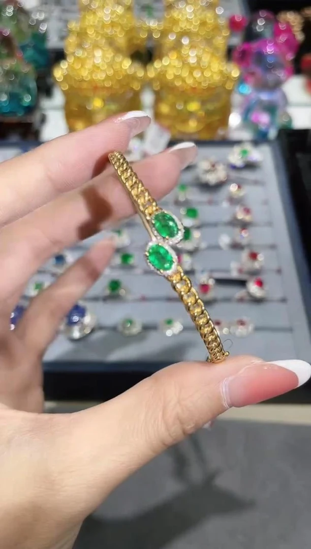 18K金镶嵌天然祖母绿手镯蛇款