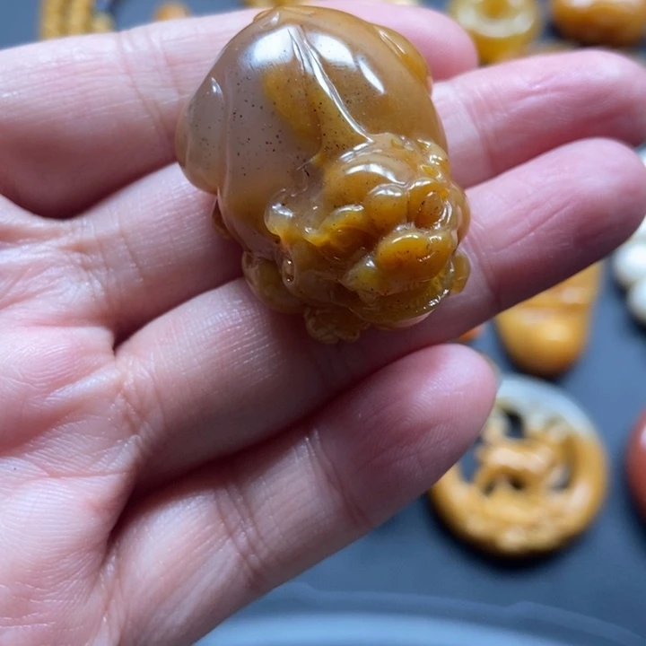 石英质玉（黄龙玉）未镶嵌颈饰