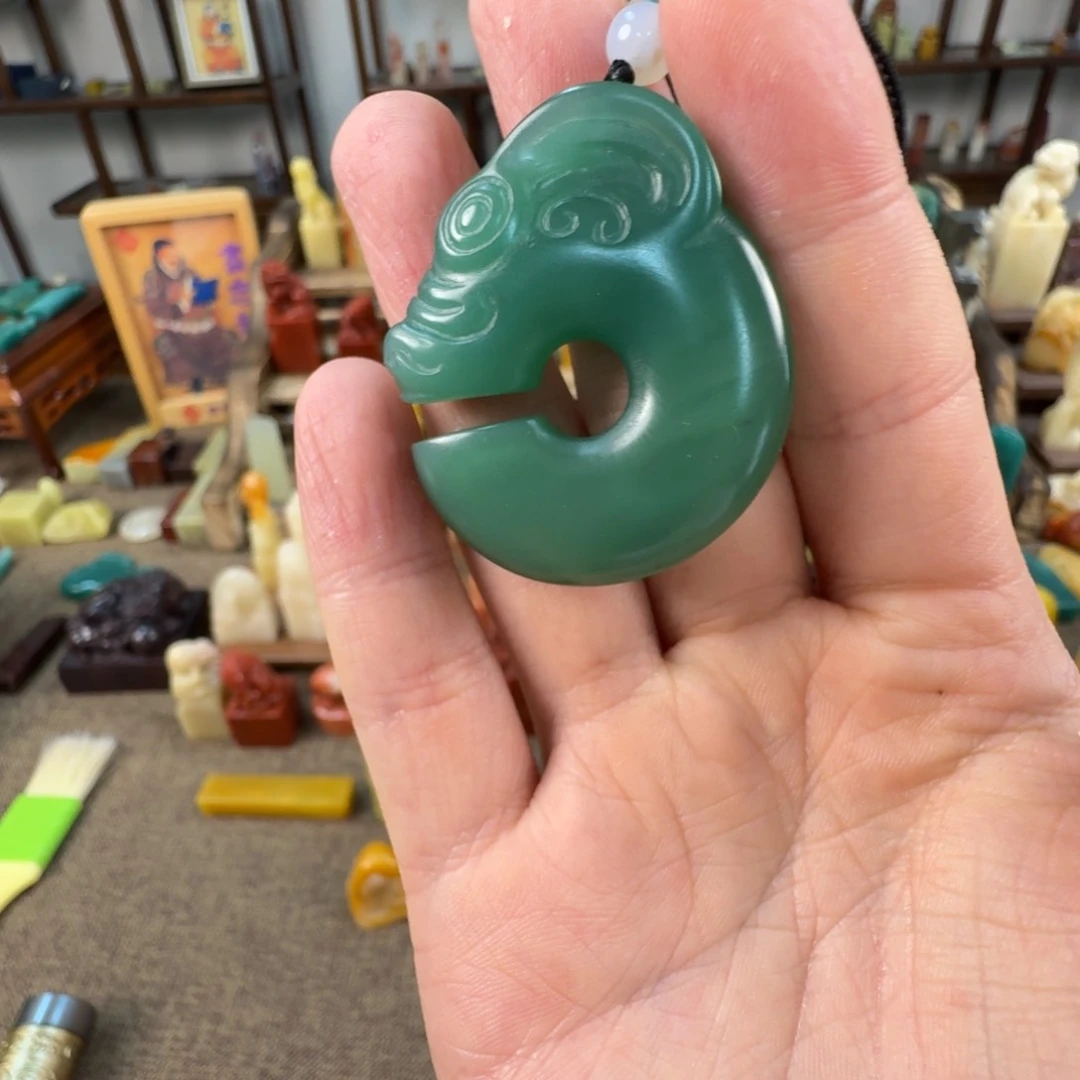 雅安绿印石M****恺雅安绿猪龙847