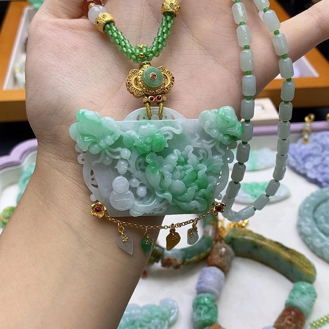 颈饰未镶嵌翡翠天然