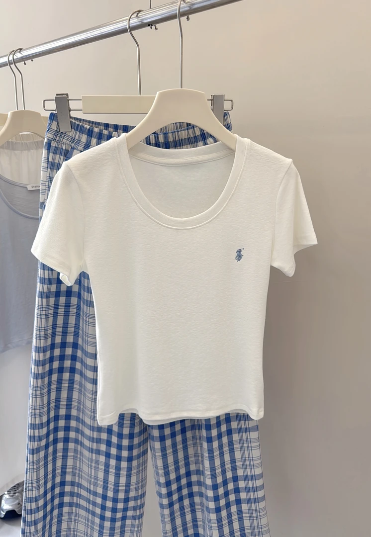 在韩-东大门春夏新款U领奶油小马T恤