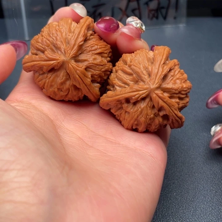 在***头文玩核桃吊坠白狮子