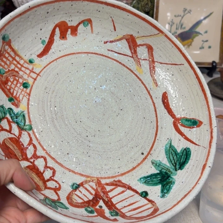 陶泥一个大钵子的鸡蛋