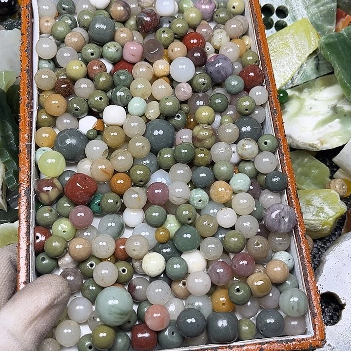 未镶嵌透闪石质玉珠宝奇石