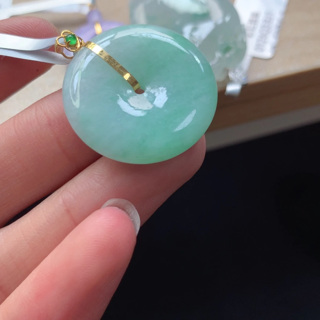 翡翠18K金镶嵌颈饰吊坠