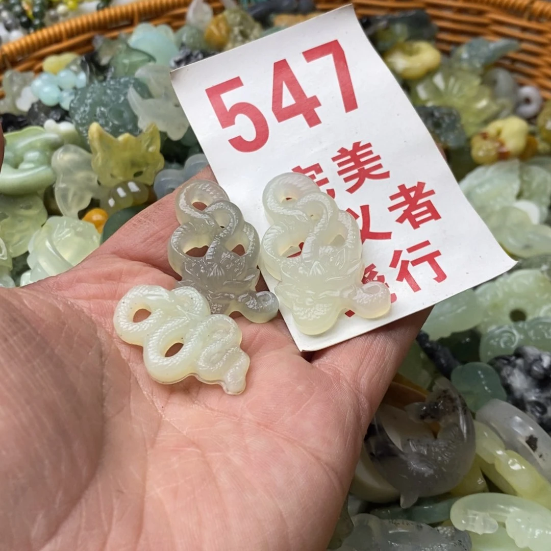 蛇纹石玉挂坠未镶嵌