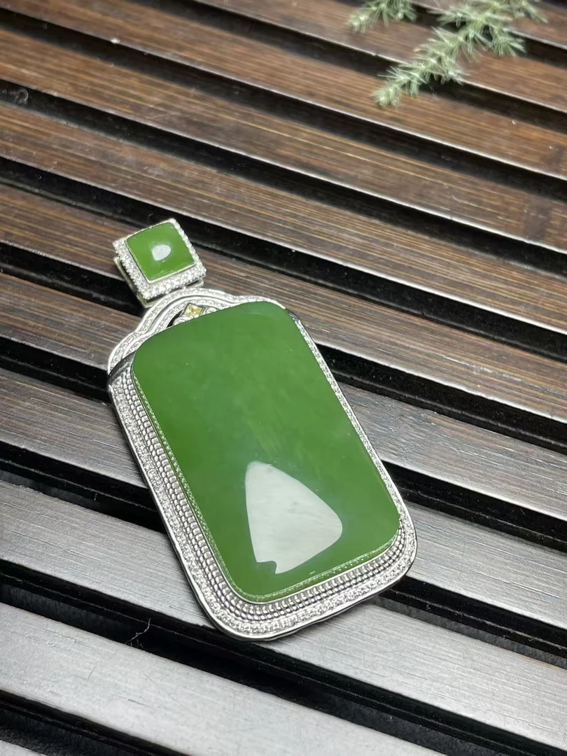 碧玉满绿无事牌男女士吊坠气质设计款18K金镶嵌，尺寸约32/19/8mm