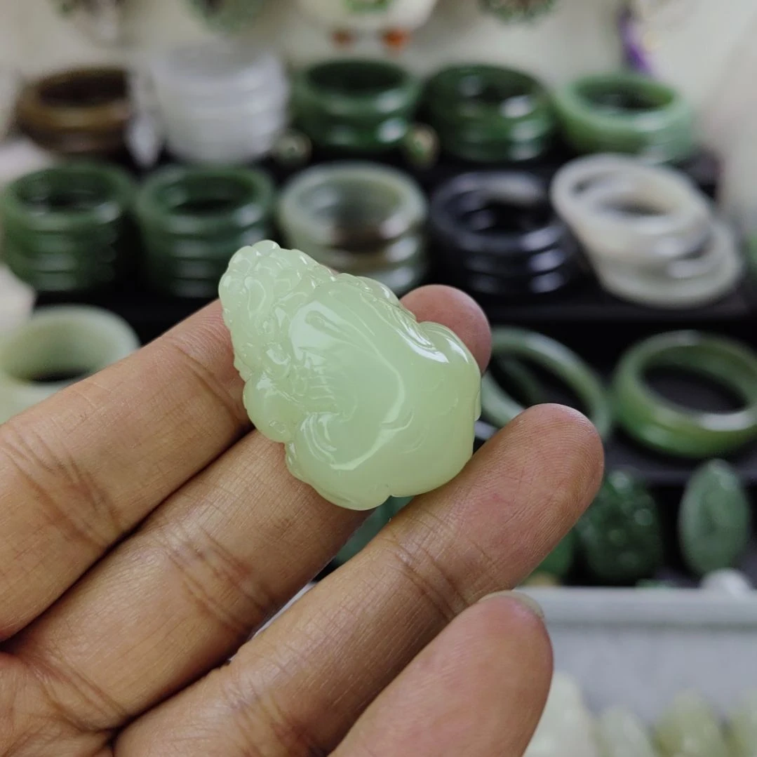 和田玉未镶嵌吊坠(赠链)