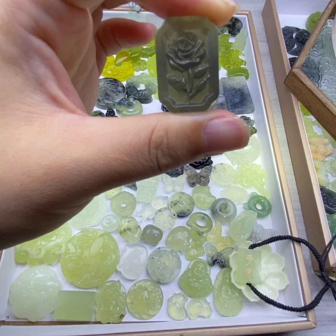 蛇纹石玉未镶嵌颈饰