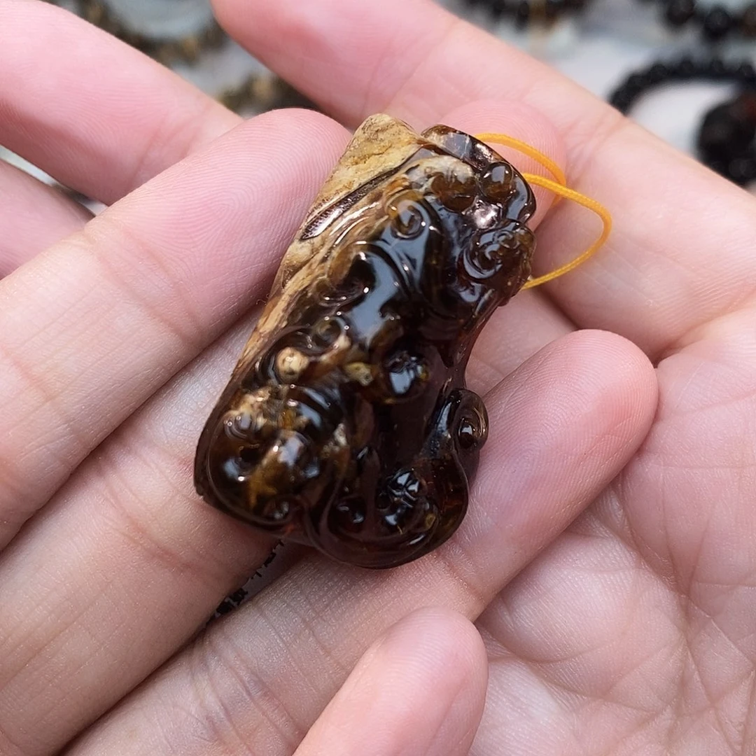 琥珀未镶嵌裸石雕刻件