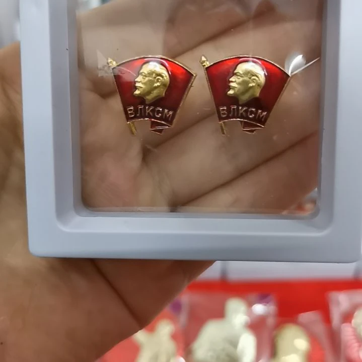 其他普通金属红色收藏纪念章2个