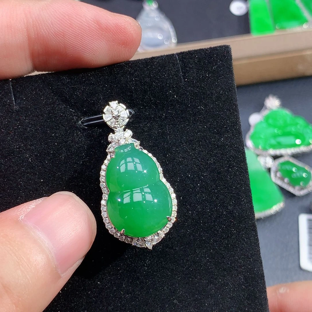 颈饰18K金镶嵌翡翠