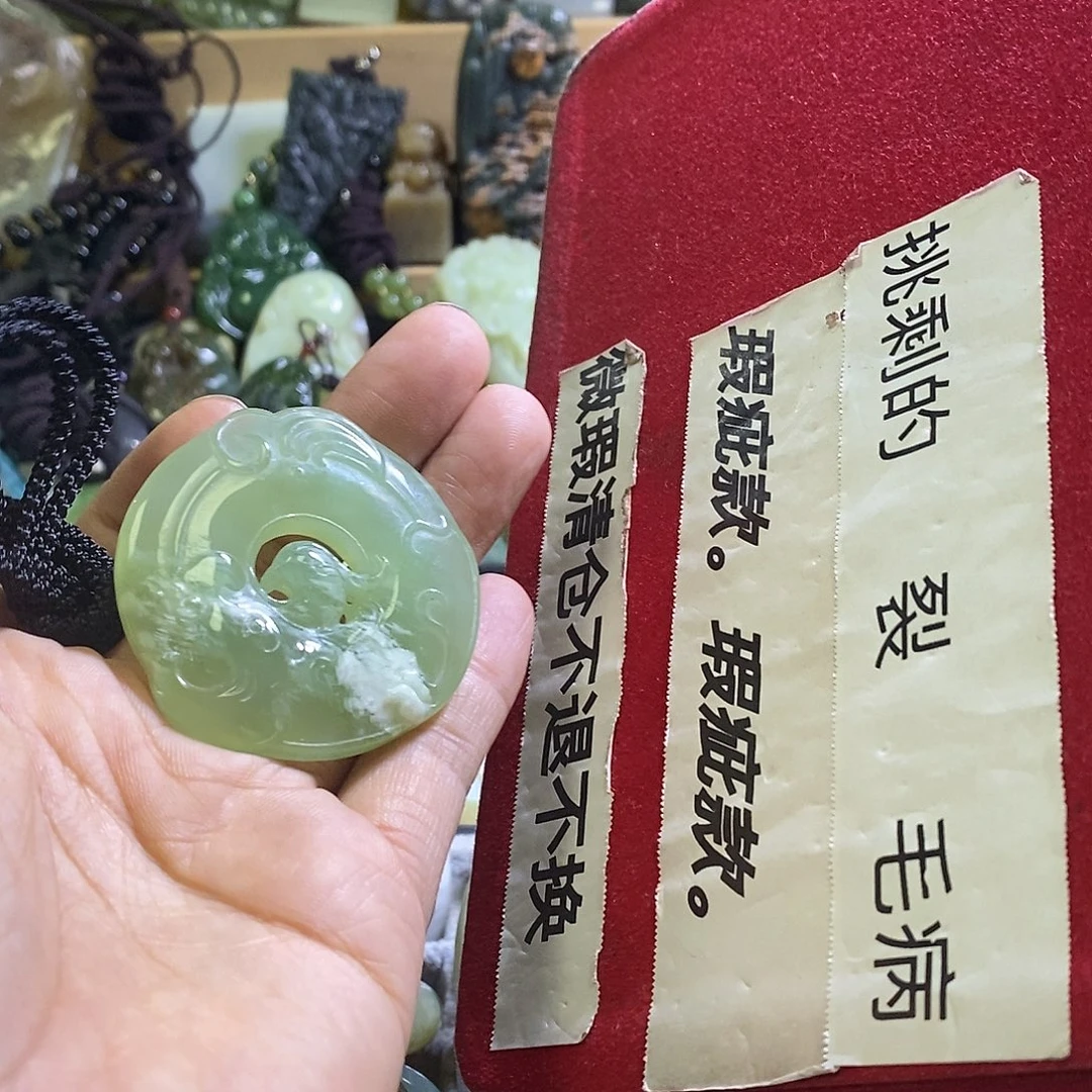 岫玉未镶嵌颈饰一个