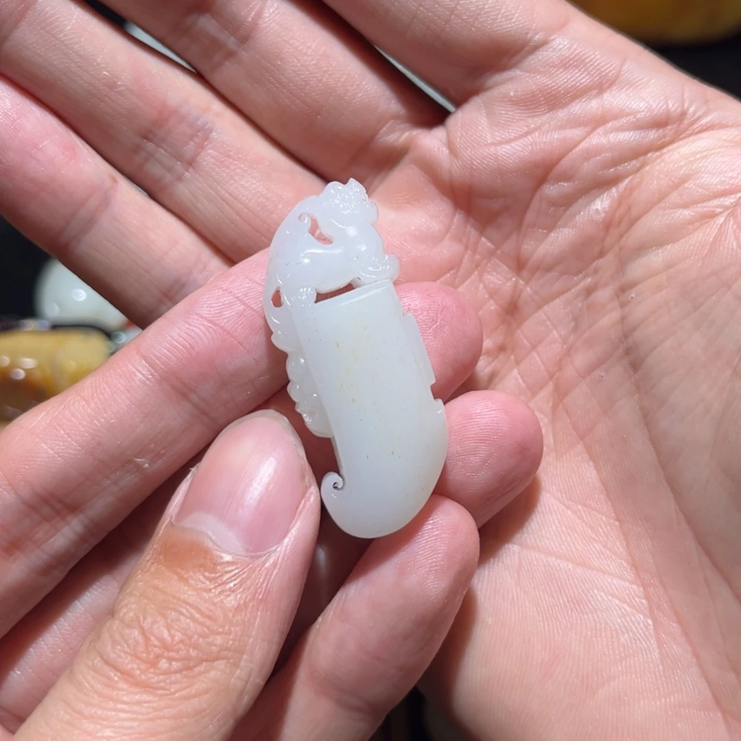 荣***夏和田玉未镶嵌挂件