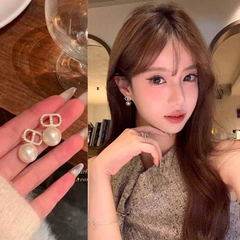 气质感字母CD灰色镶钻耳钉女2025新款小众耳环饰