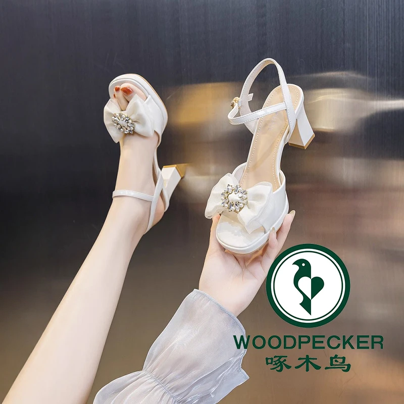 啄木鸟露趾凉鞋女2025新款夏季粗跟中跟一字扣带水钻蝴蝶结高跟鞋