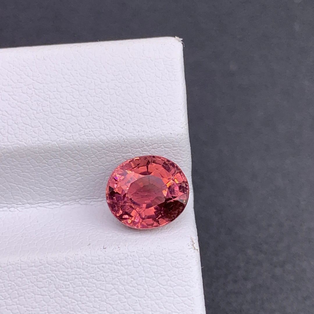 天然碧玺裸石2.89克拉尺寸7.9*9*6编号0939