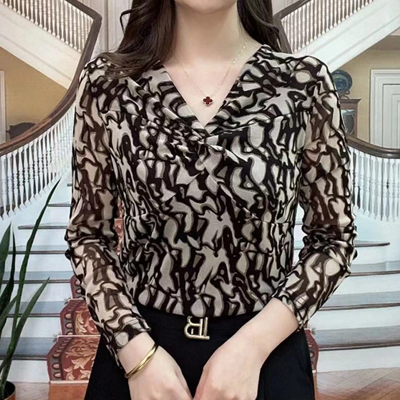 秋冬新款2025时尚V领印花网纱打底衫洋气百搭减龄妈妈装长袖上衣