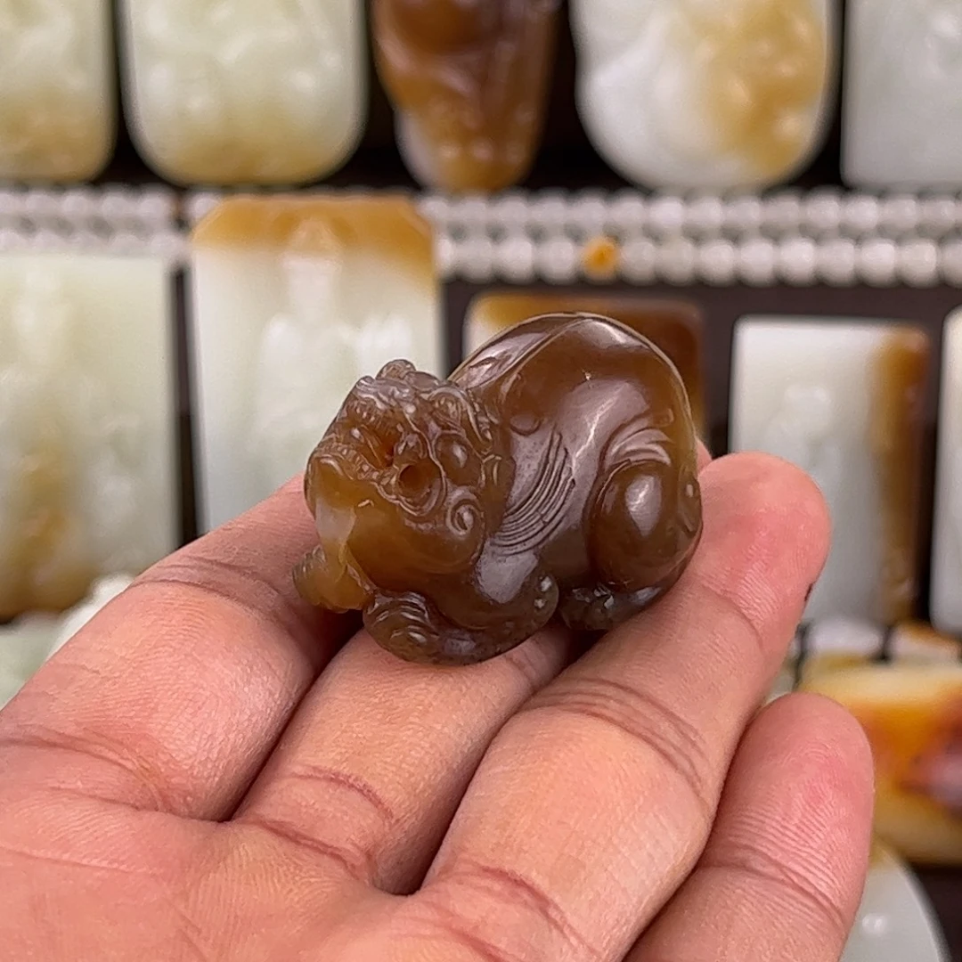 一***气和田玉（糖玉）未镶嵌颈饰