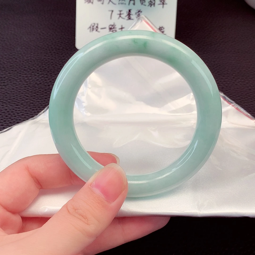 翡翠手镯未镶嵌翡翠
