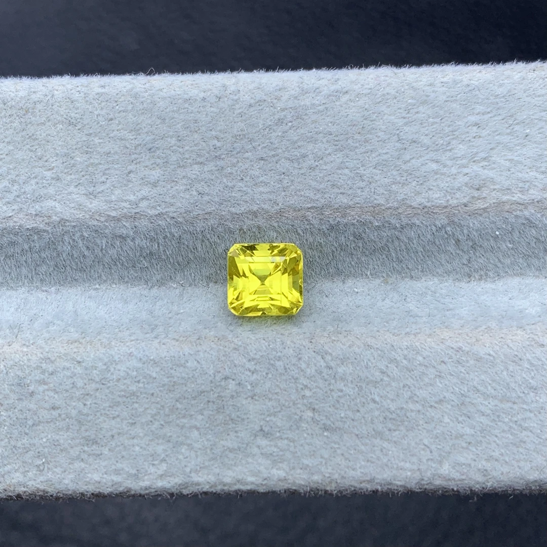 天然方形金丝雀黄色蓝宝石裸石1.35克拉5.6*5.4mm 晶体亮丽火彩好