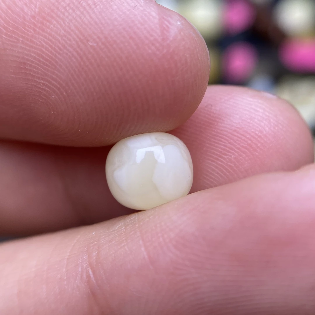 蜜蜡奶白蜡老型配饰7.8×6.7mm，天然无优化杂裂，仅一颗
