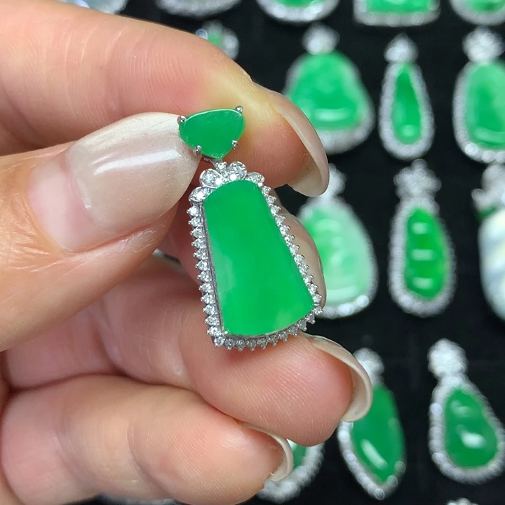 【闪购商品】颈饰18K金镶嵌翡翠吊坠