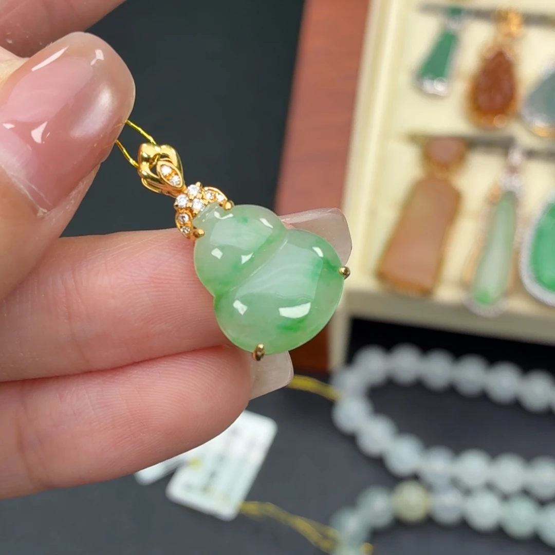 翡翠18K金镶嵌颈饰