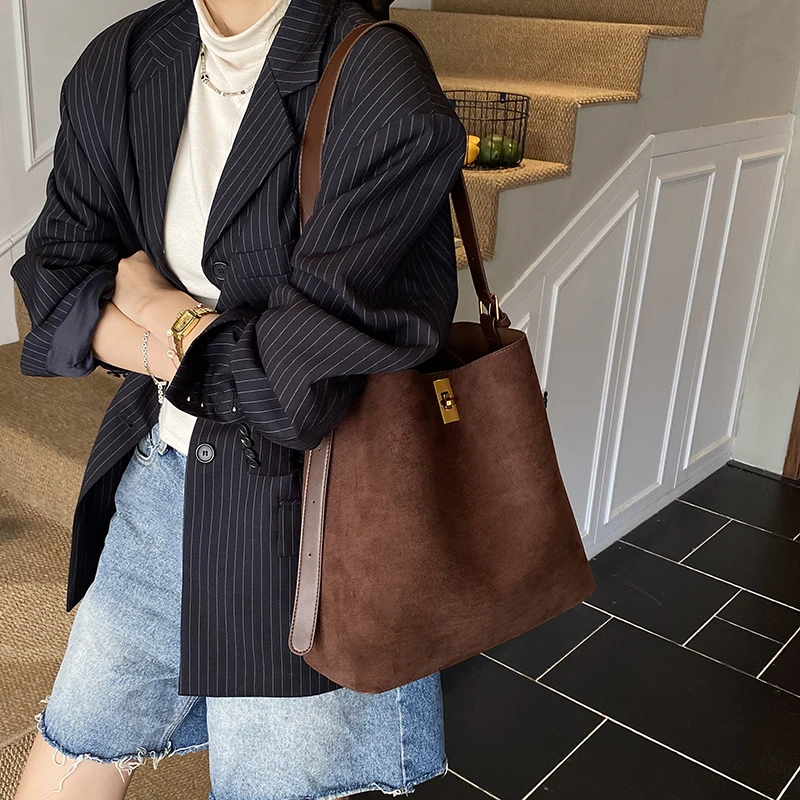 韩系通勤水桶包女秋冬高级感麂皮绒复古时尚简约大容量单肩斜挎包