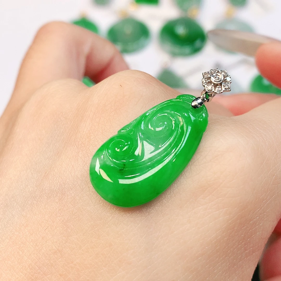 翡翠18K金镶嵌颈饰