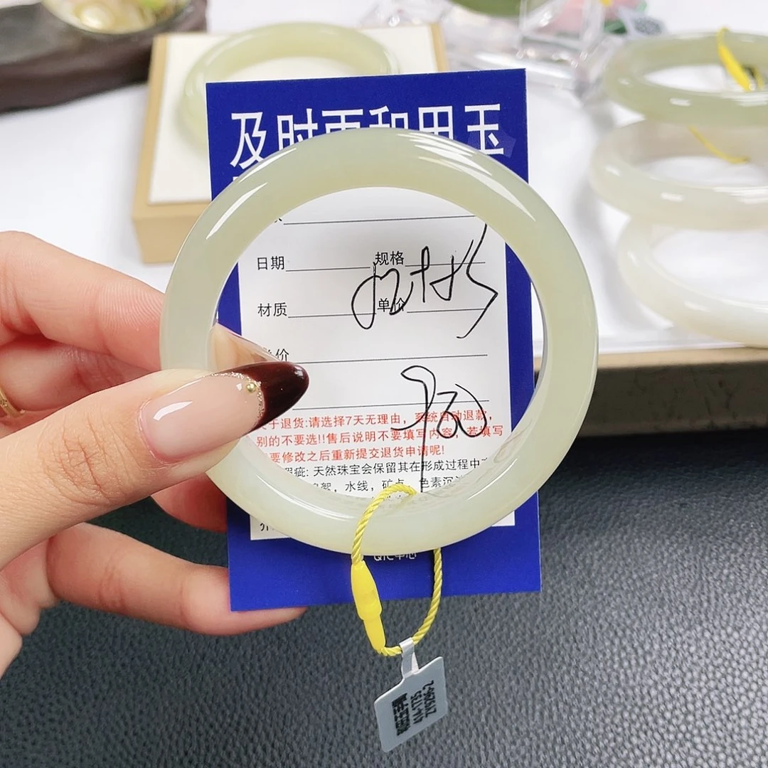 和田玉未镶嵌手镯